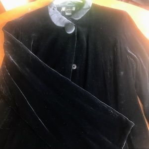 Black velvet long tunic jacket. Bell sleeves. satin lining,collar,buttons. Sz L